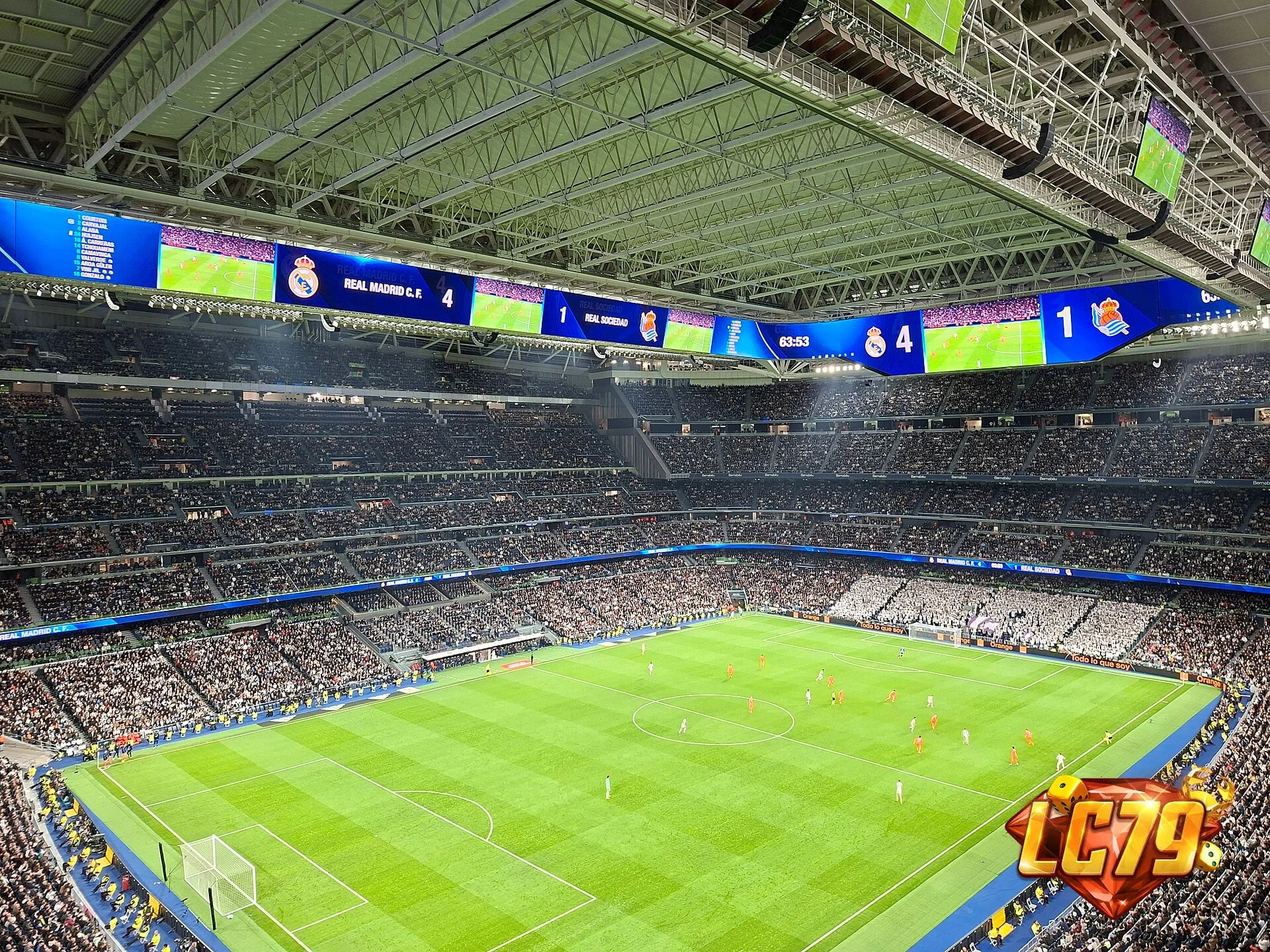 Sân Santiago Bernabéu trong trận Real Madrid gặp Real Sociedad, ảnh Wikimedia Commons đã đóng watermark LC79