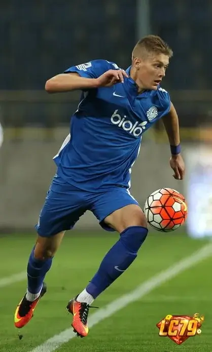 Artem Dovbyk trong màu áo Dnipro, ảnh Wikimedia Commons đã đóng watermark LC79