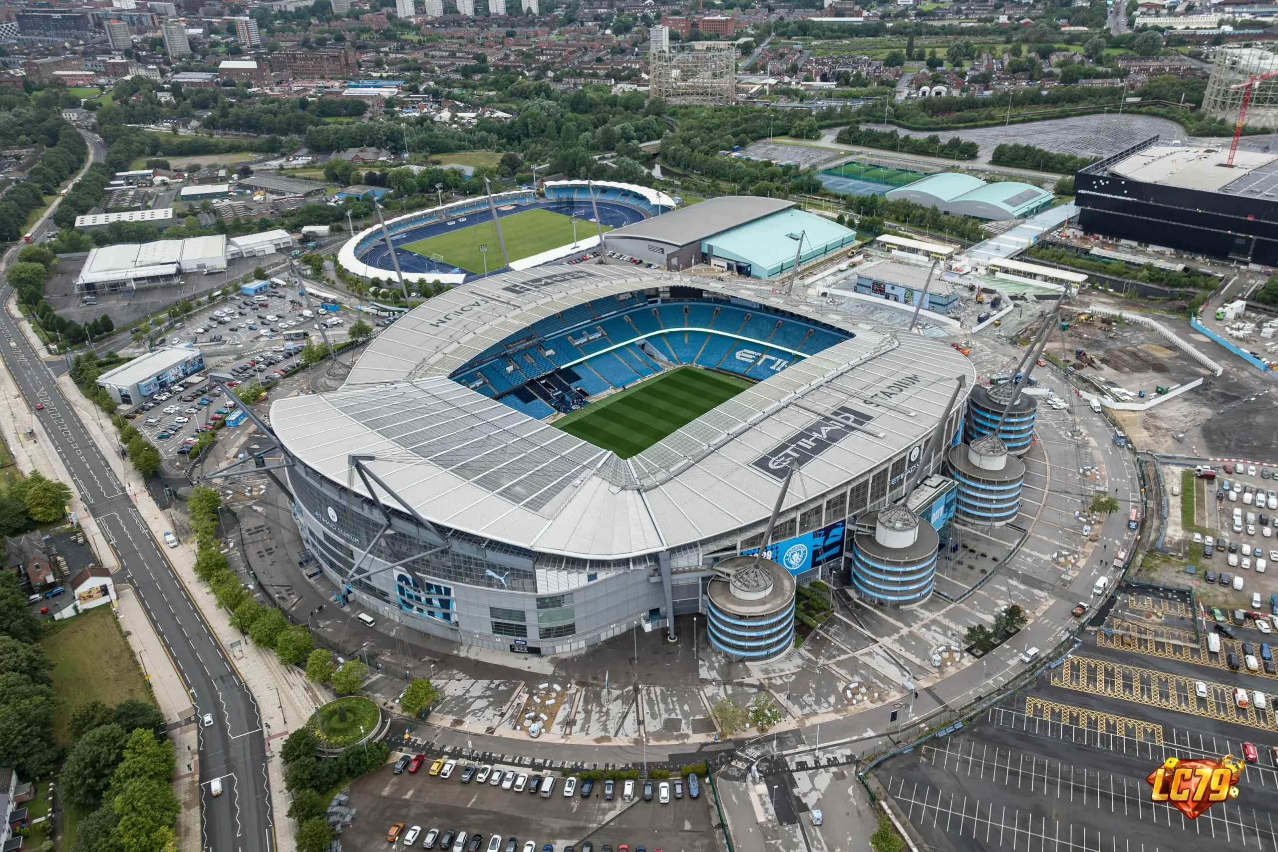 Sân Etihad của Manchester City, ảnh Wikimedia Commons đã đóng watermark LC79
