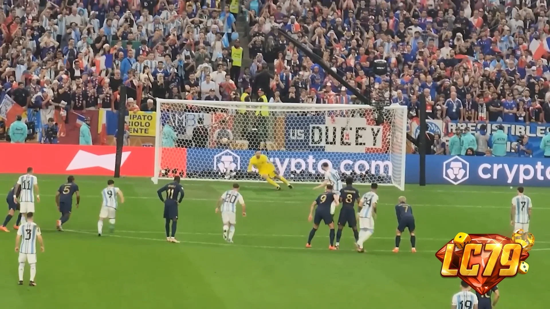 Lionel Messi thực hiện penalty trong màu áo Argentina, ảnh đã gắn watermark LC79