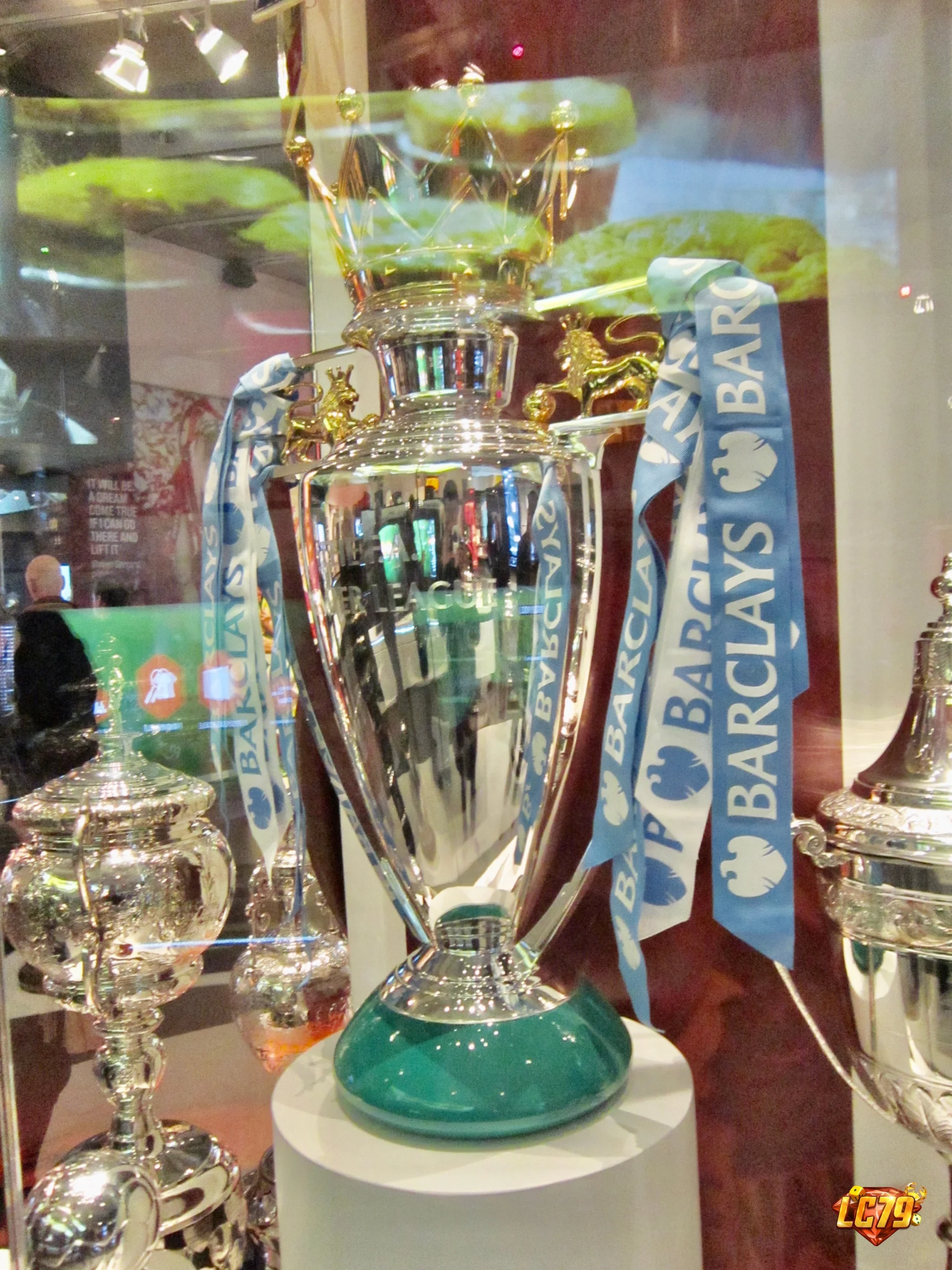 Cúp Premier League tại National Football Museum, ảnh Wikimedia Commons đã đóng watermark LC79