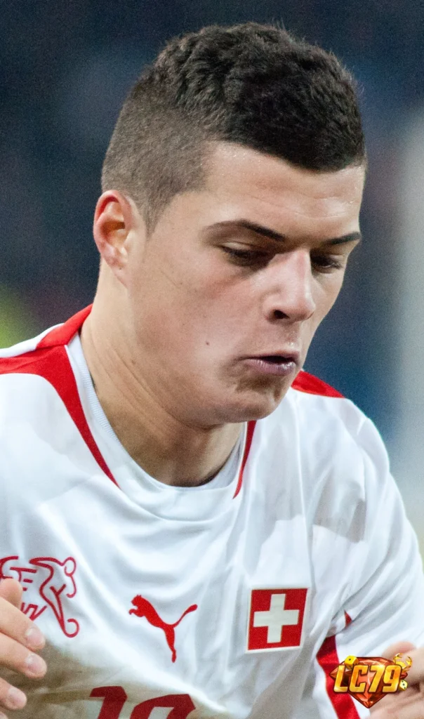Granit Xhaka trong màu áo Thụy Sĩ, ảnh đã gắn watermark LC79