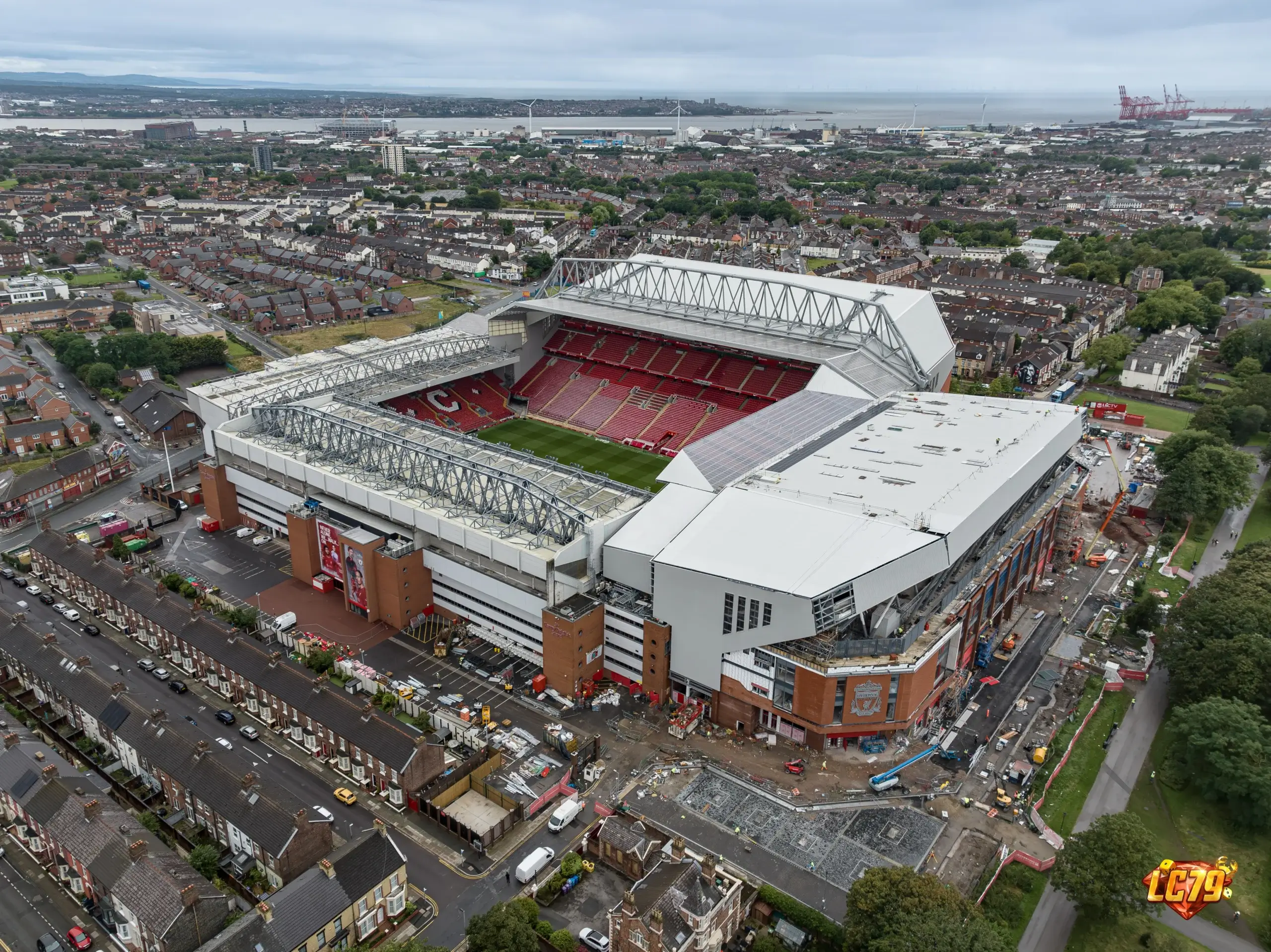 Anfield, sân nhà Liverpool, ảnh Wikimedia Commons đã đóng watermark LC79