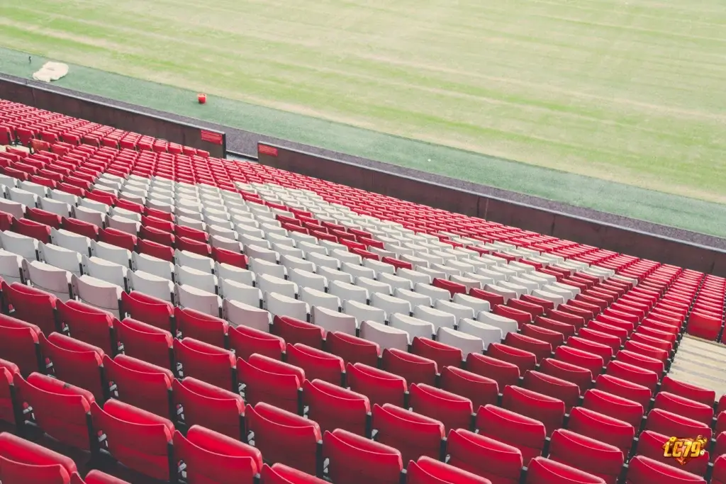 Anfield va ghe do Liverpool, anh Wikimedia Commons da dong watermark LC79