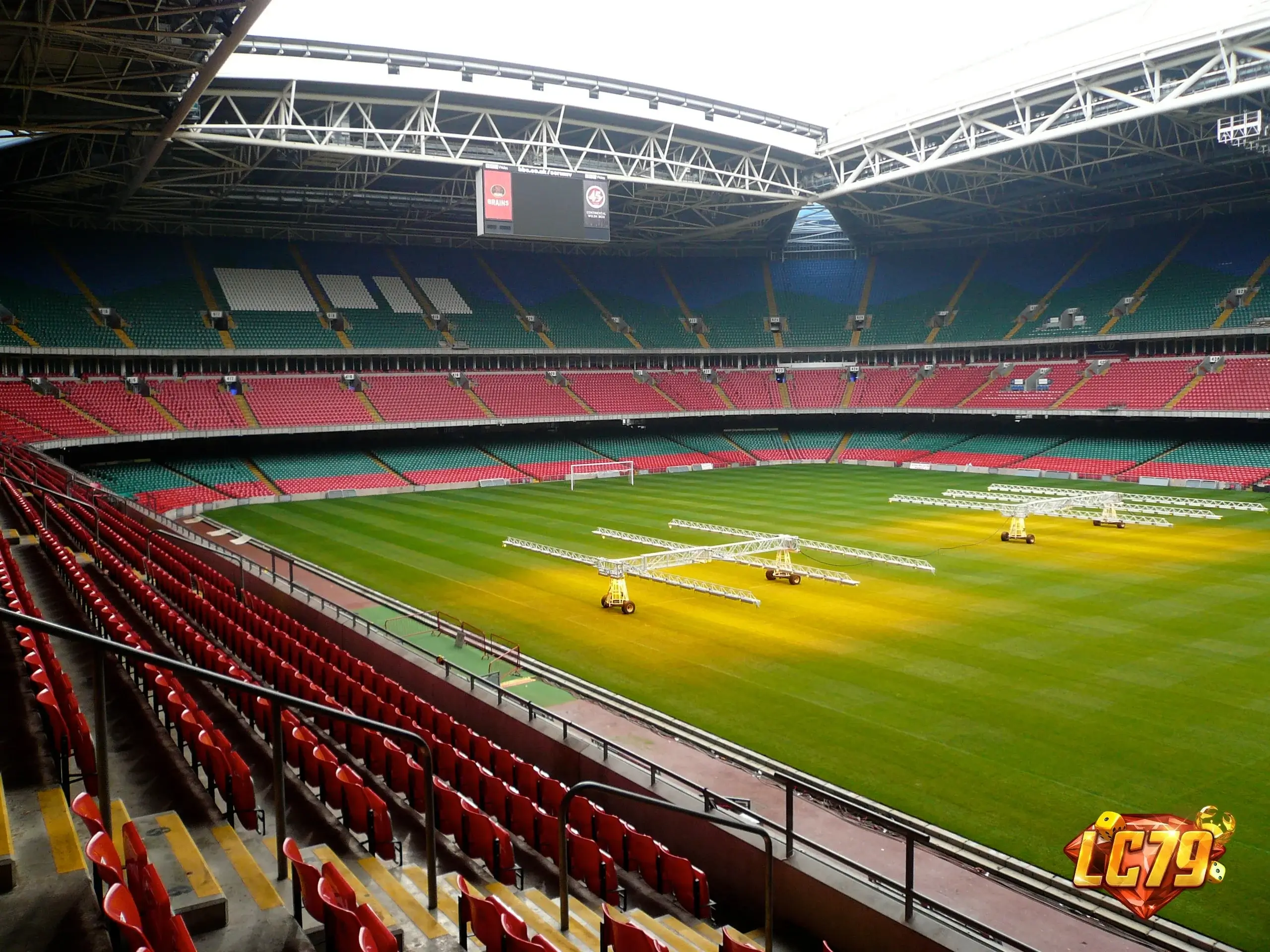 Bên trong Millennium Stadium, nay là Principality Stadium ở Cardiff, ảnh Wikimedia Commons đã đóng watermark LC79