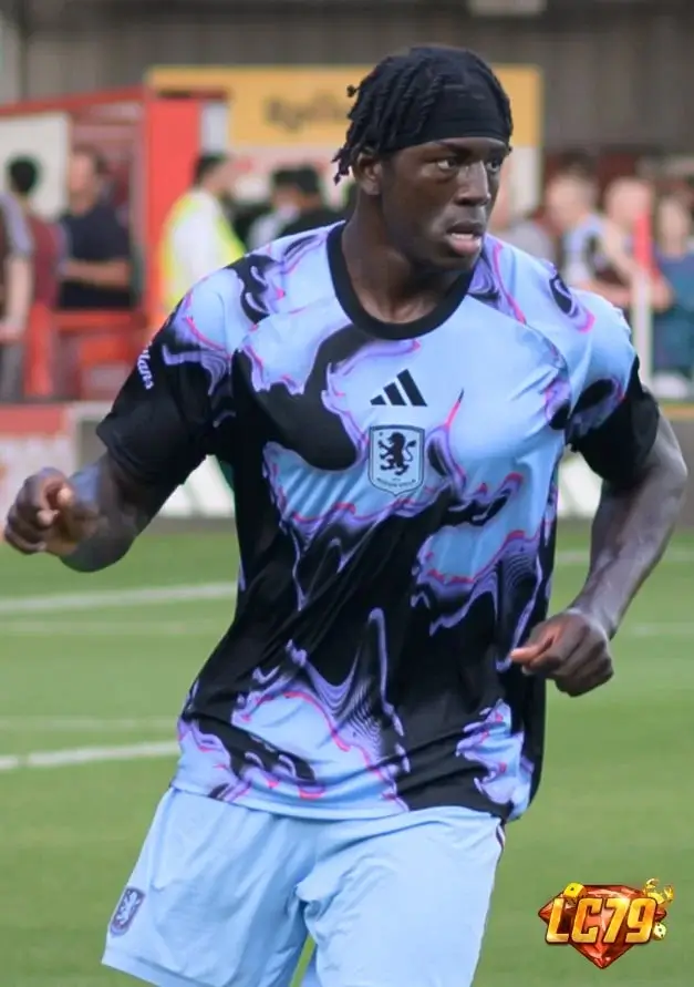 Brian Madjo trong màu áo Aston Villa, ảnh đã đóng watermark LC79