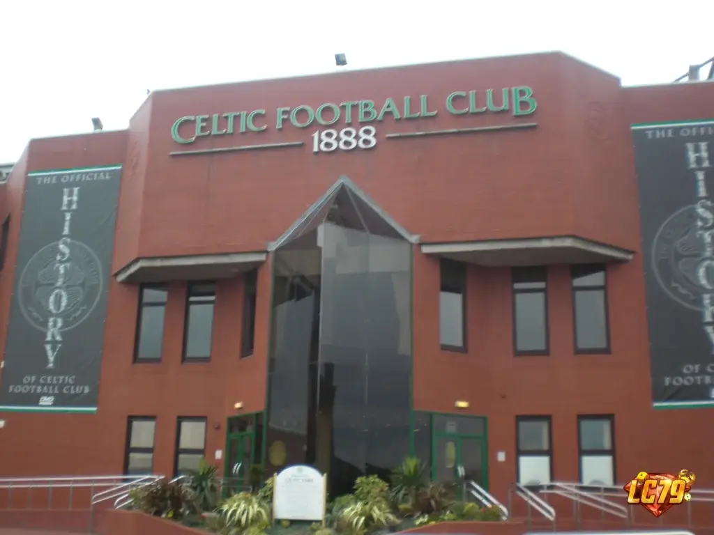Cổng chính Celtic Park trước trận Celtic vs Dundee ngày 3/8/2026