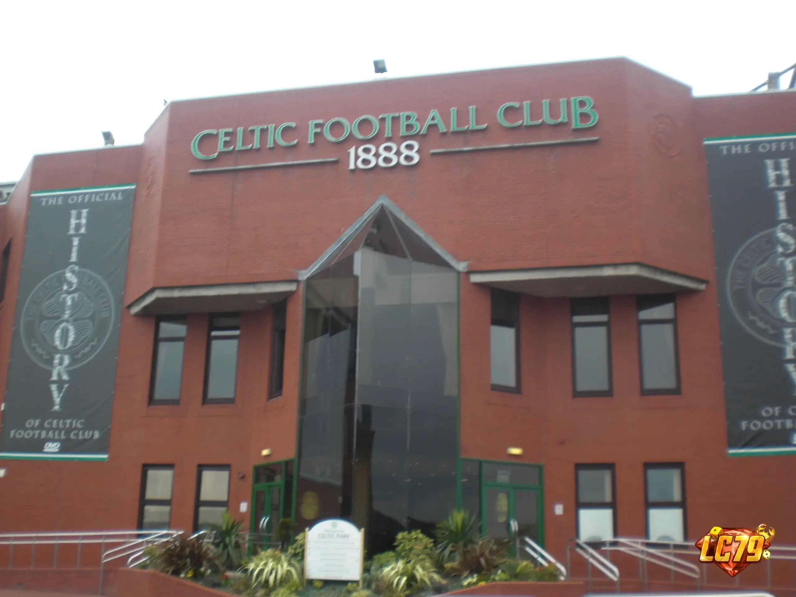 Cổng chính Celtic Park trước trận Celtic vs Dundee ngày 3/8/2026