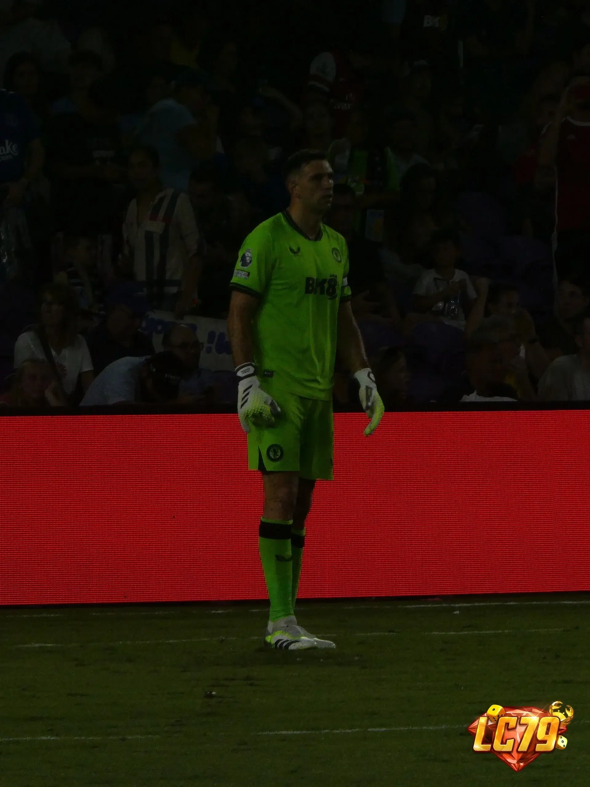 Emiliano Martinez trong màu áo Aston Villa, ảnh đã gắn watermark LC79