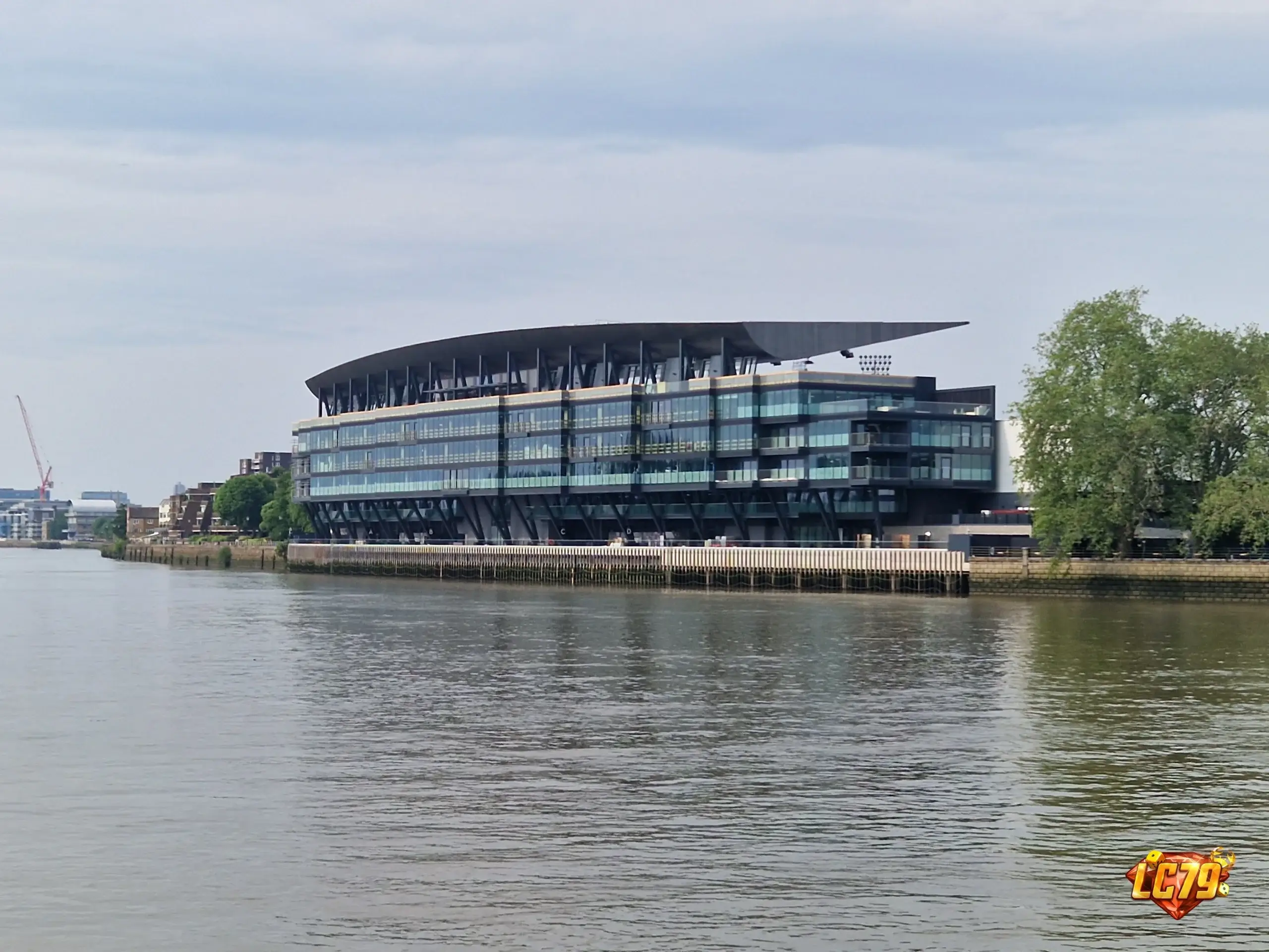 Craven Cottage truoc tran Fulham vs Chelsea 24/8
