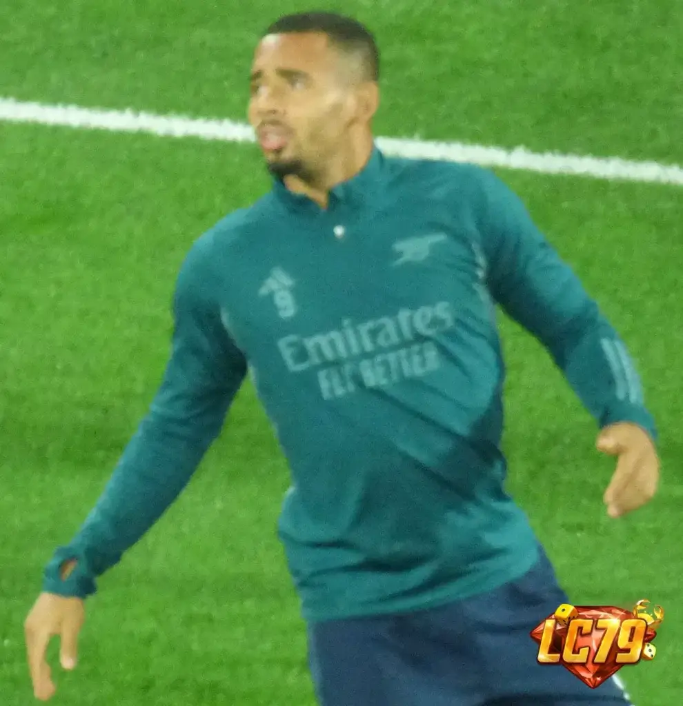 Gabriel Jesus trong màu áo Arsenal, ảnh Wikimedia Commons đã đóng watermark LC79