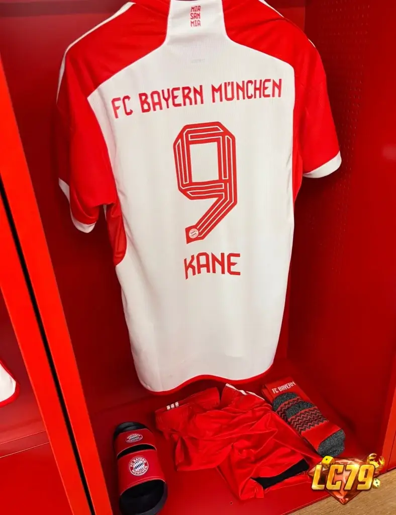 Áo đấu Harry Kane tại Allianz Arena, ảnh Wikimedia Commons đã đóng watermark LC79