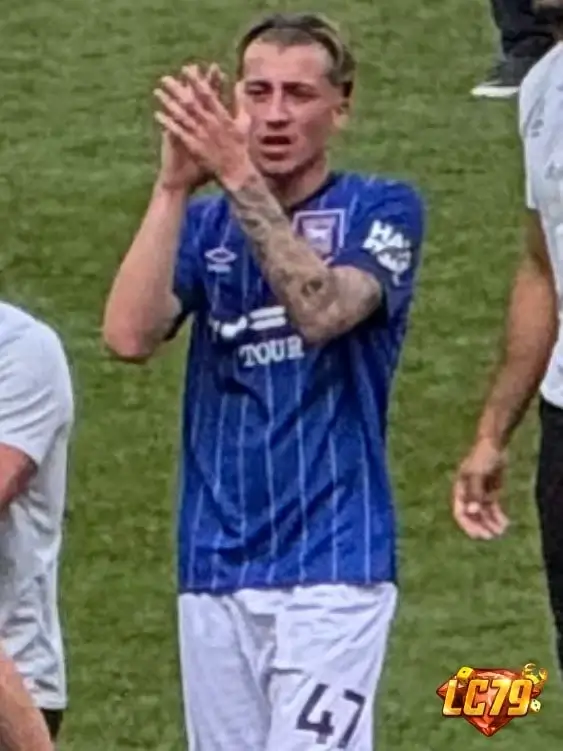 Jack Clarke trong màu áo Ipswich Town, ảnh Wikimedia Commons đã đóng watermark LC79