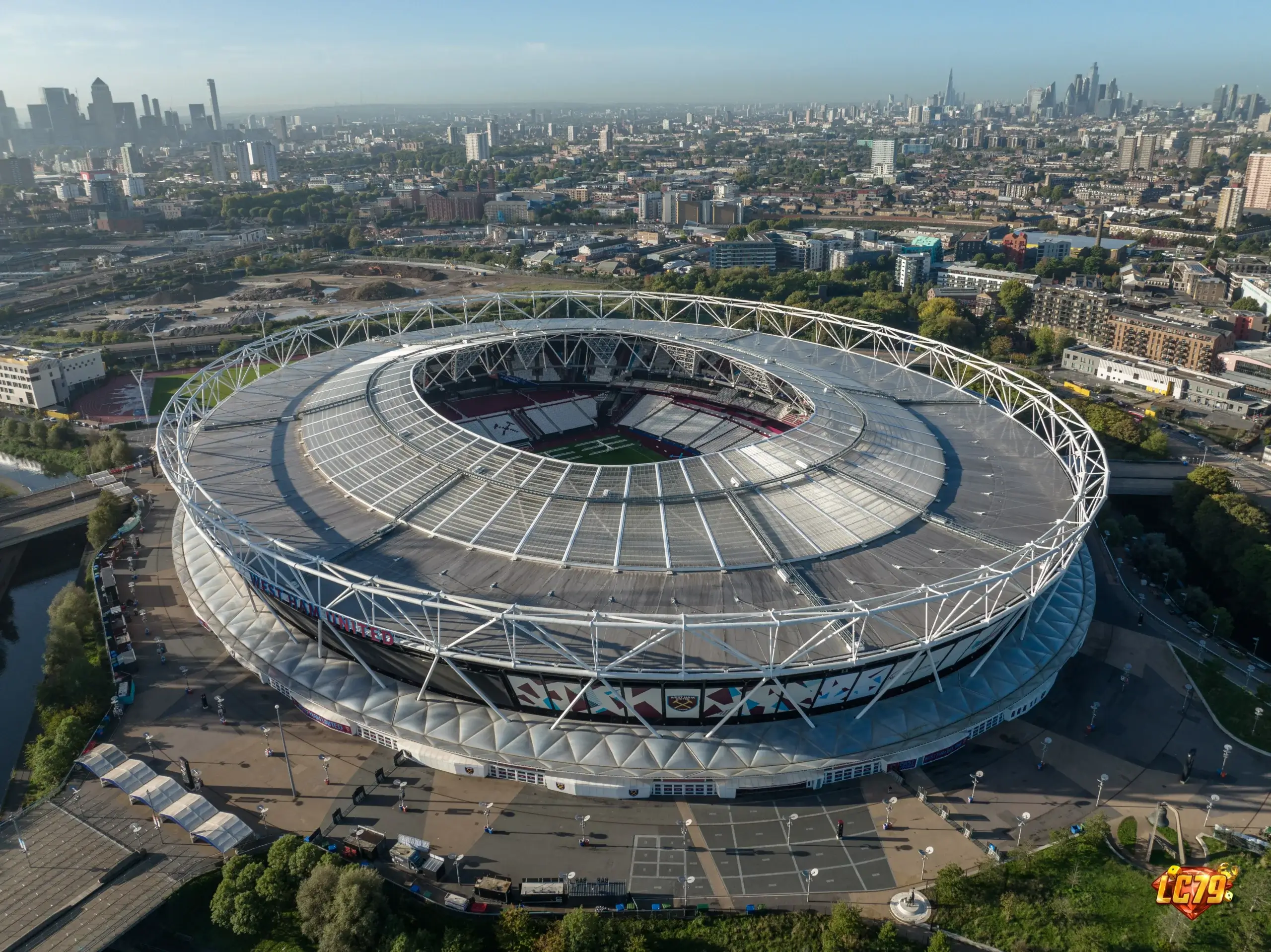 London Stadium của West Ham, ảnh Wikimedia Commons đã đóng watermark LC79