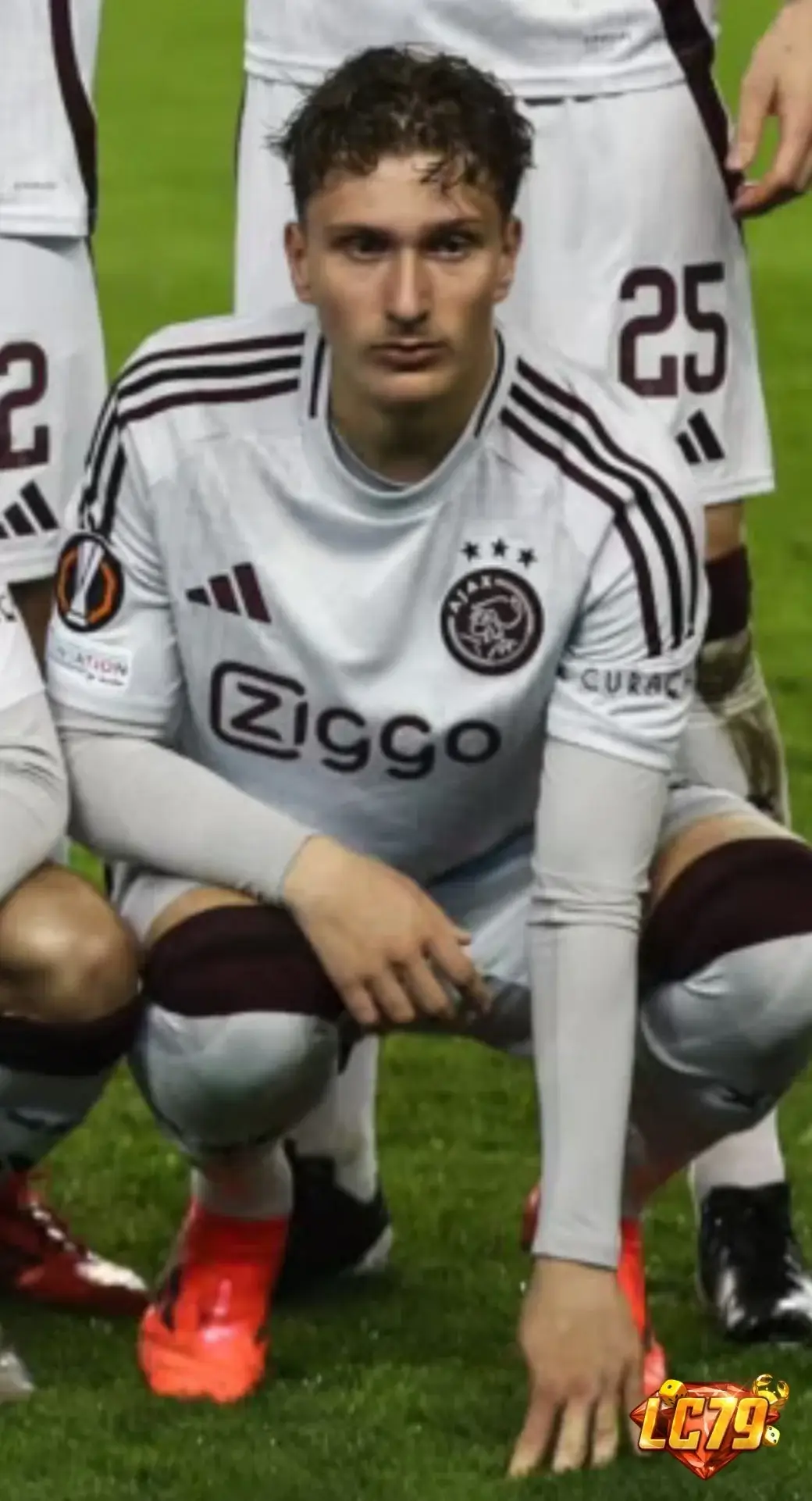 Mika Godts trong màu áo Ajax trước khi chuyển tới PSG