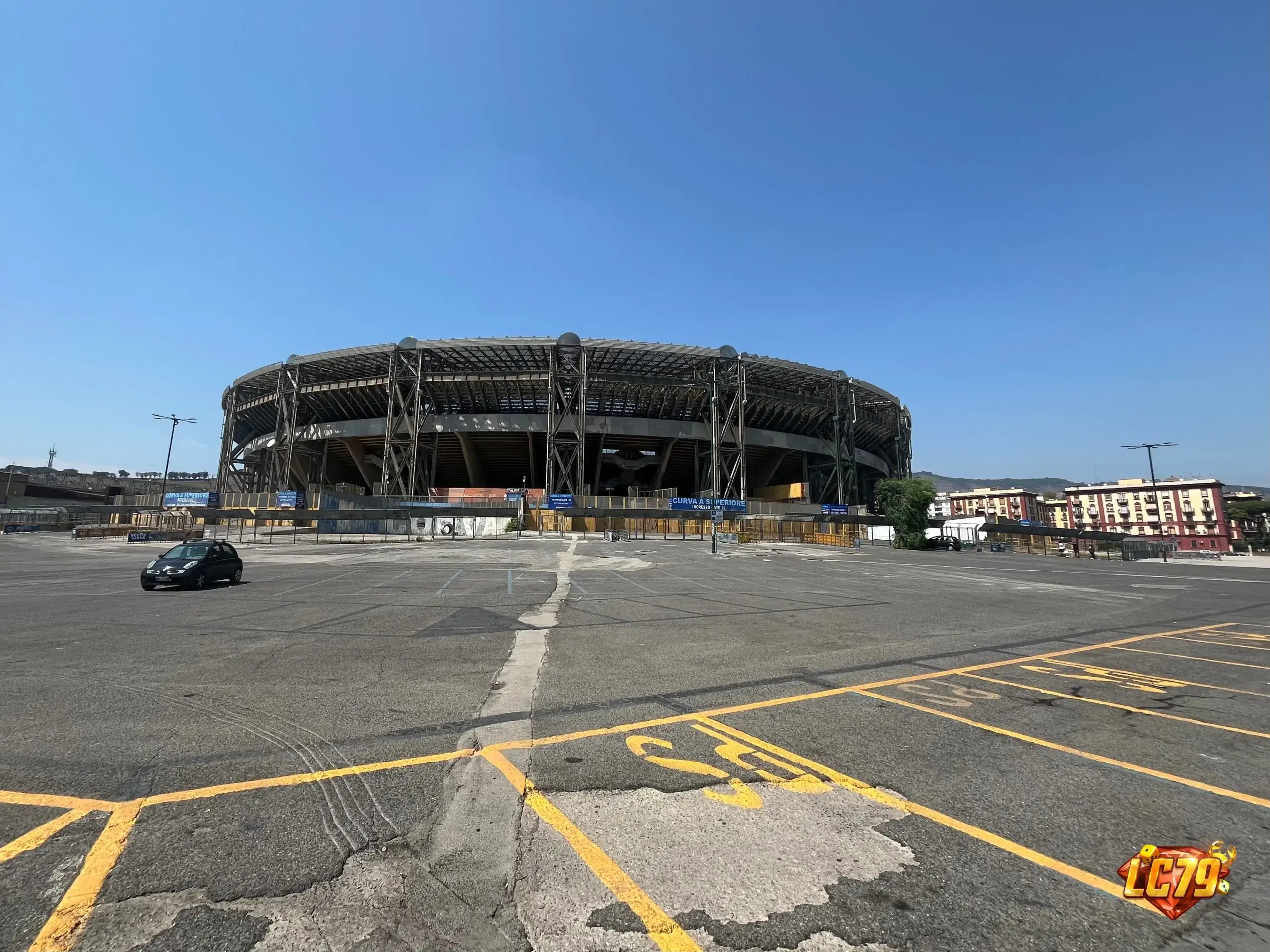 Bên ngoài Stadio Diego Armando Maradona tại Napoli