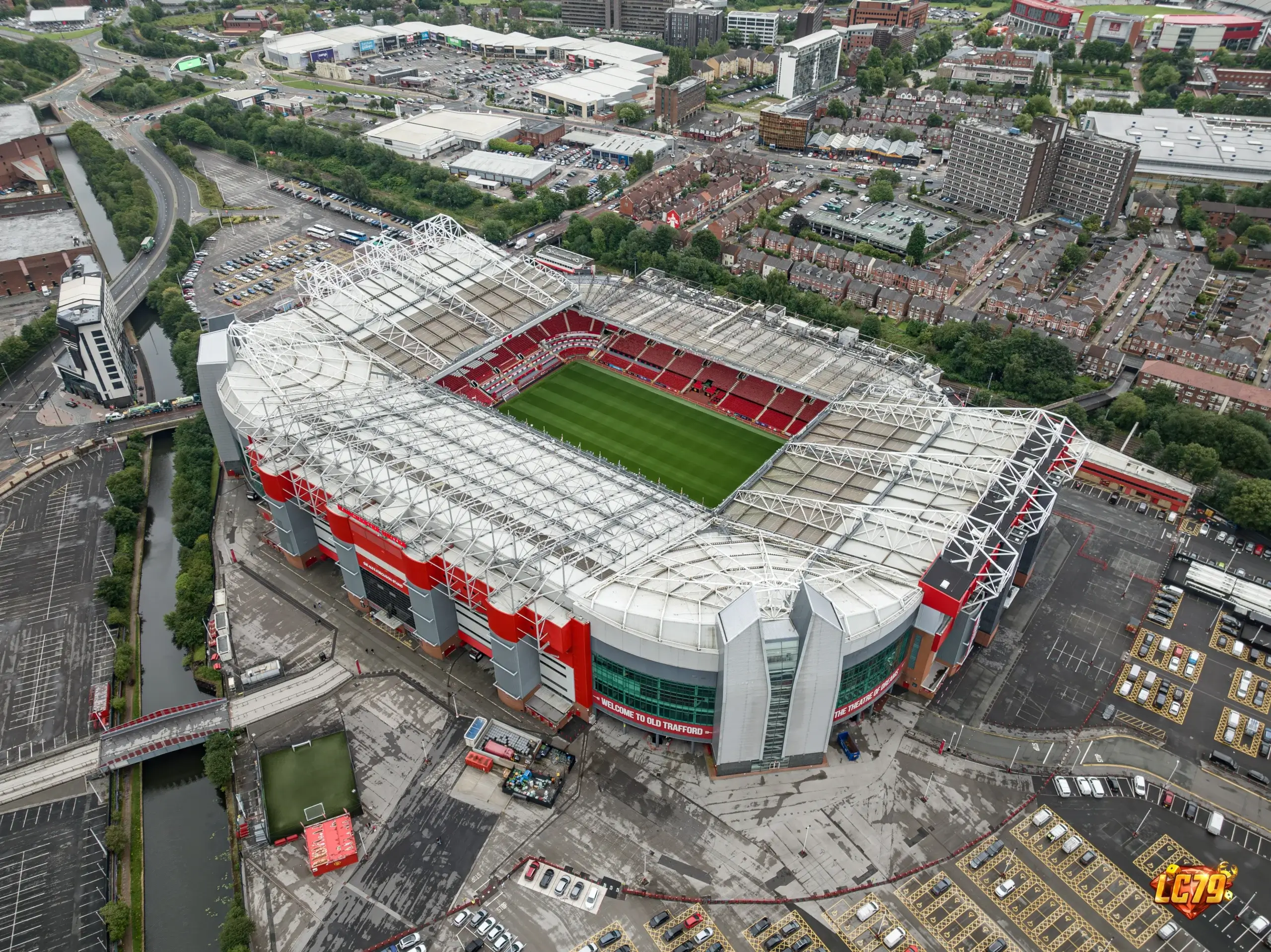 Old Trafford, sân nhà Manchester United trong bài phân tích Louis Page