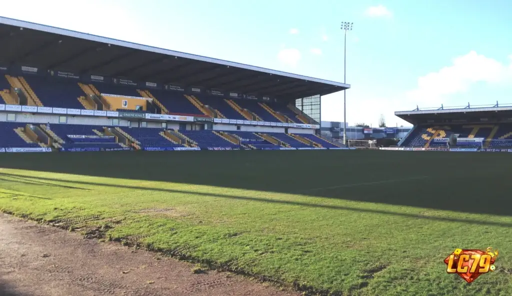 One Call Stadium của Mansfield Town, ảnh Wikimedia Commons đã đóng watermark LC79
