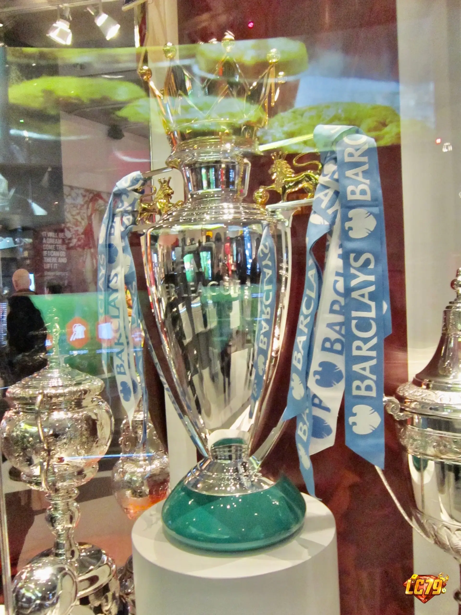 Cúp Premier League tại National Football Museum, ảnh Wikimedia Commons đã đóng watermark LC79
