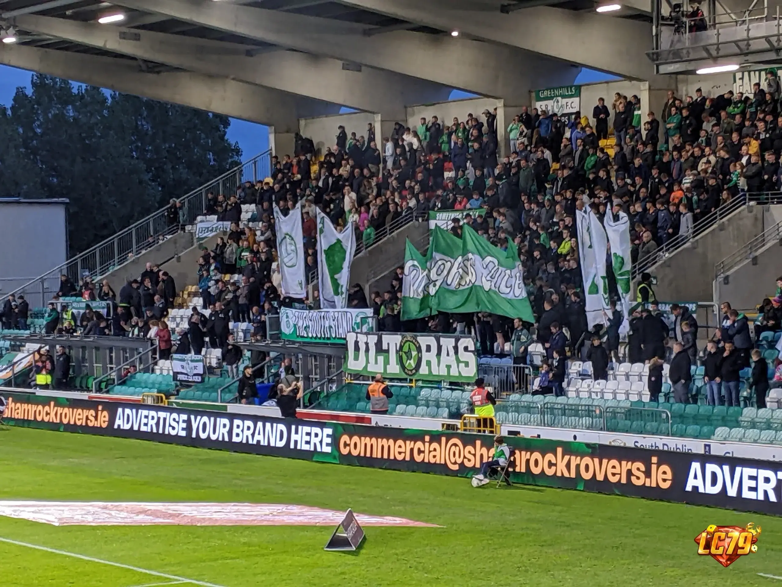 Khán đài sân Tallaght trước trận Shamrock Rovers vs Egnatia ở Europa League
