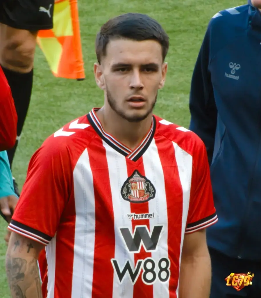 Enzo Le Fee trong màu áo Sunderland, ảnh Wikimedia Commons đã đóng watermark LC79