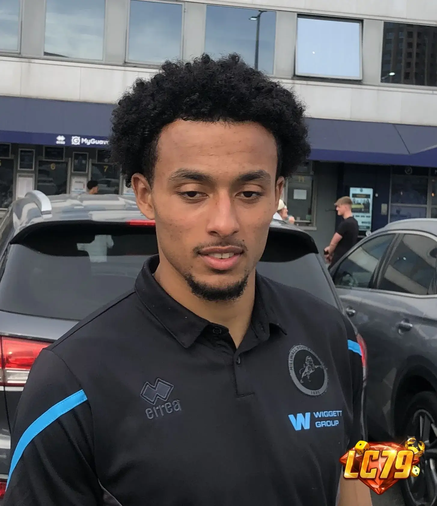 Femi Azeez của Millwall, mục tiêu Brighton theo đuổi trong ngày cuối kỳ chuyển nhượng