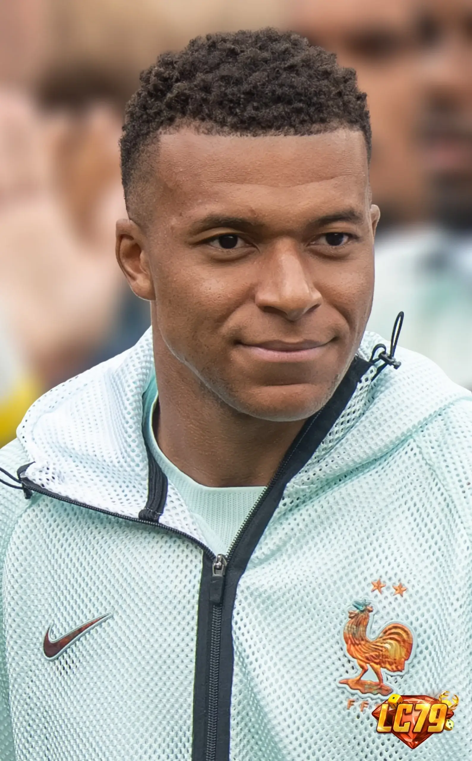 Kylian Mbappé trong màu áo France, ảnh Wikimedia Commons đã đóng watermark LC79