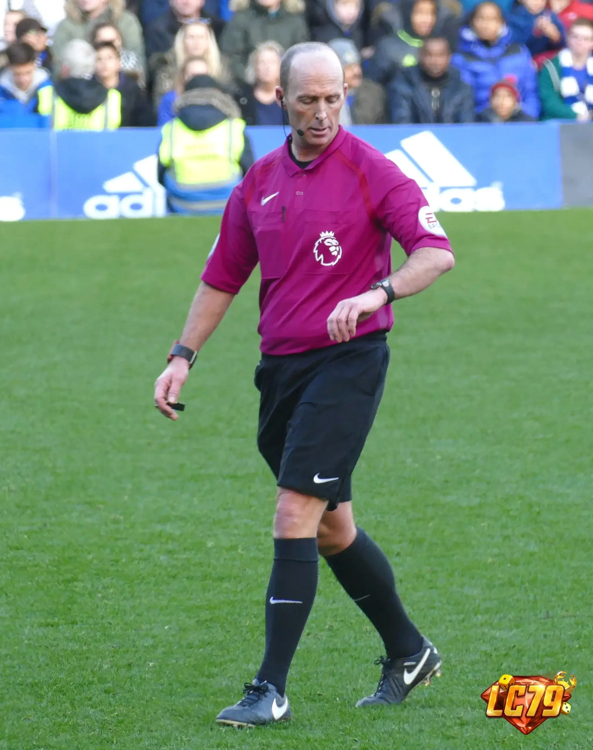 Mike Dean trong một trận đấu Premier League năm 2016