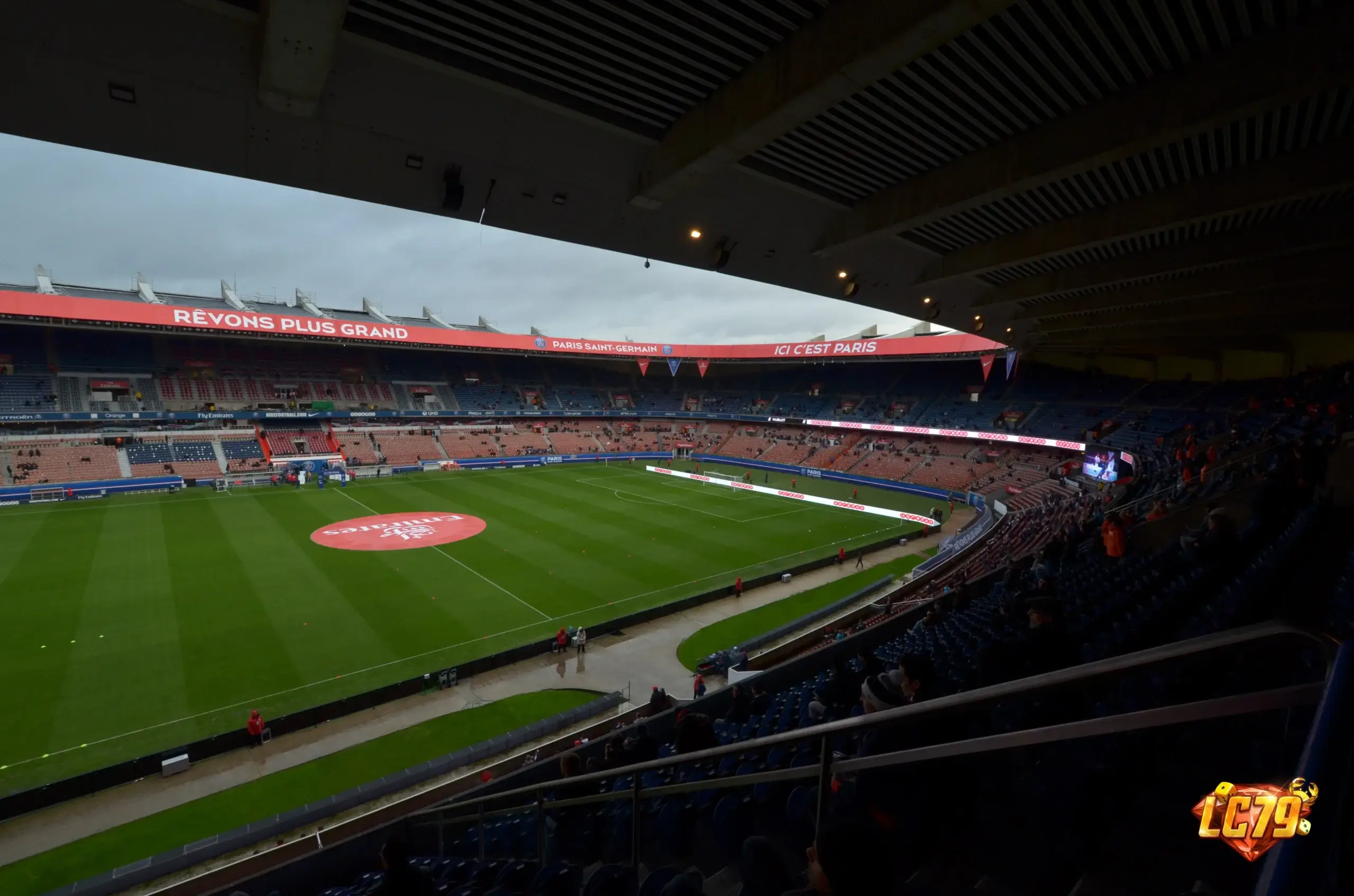 Parc des Princes, sân nhà PSG trước trận gặp Slovan Bratislava, ảnh đã đóng watermark LC79