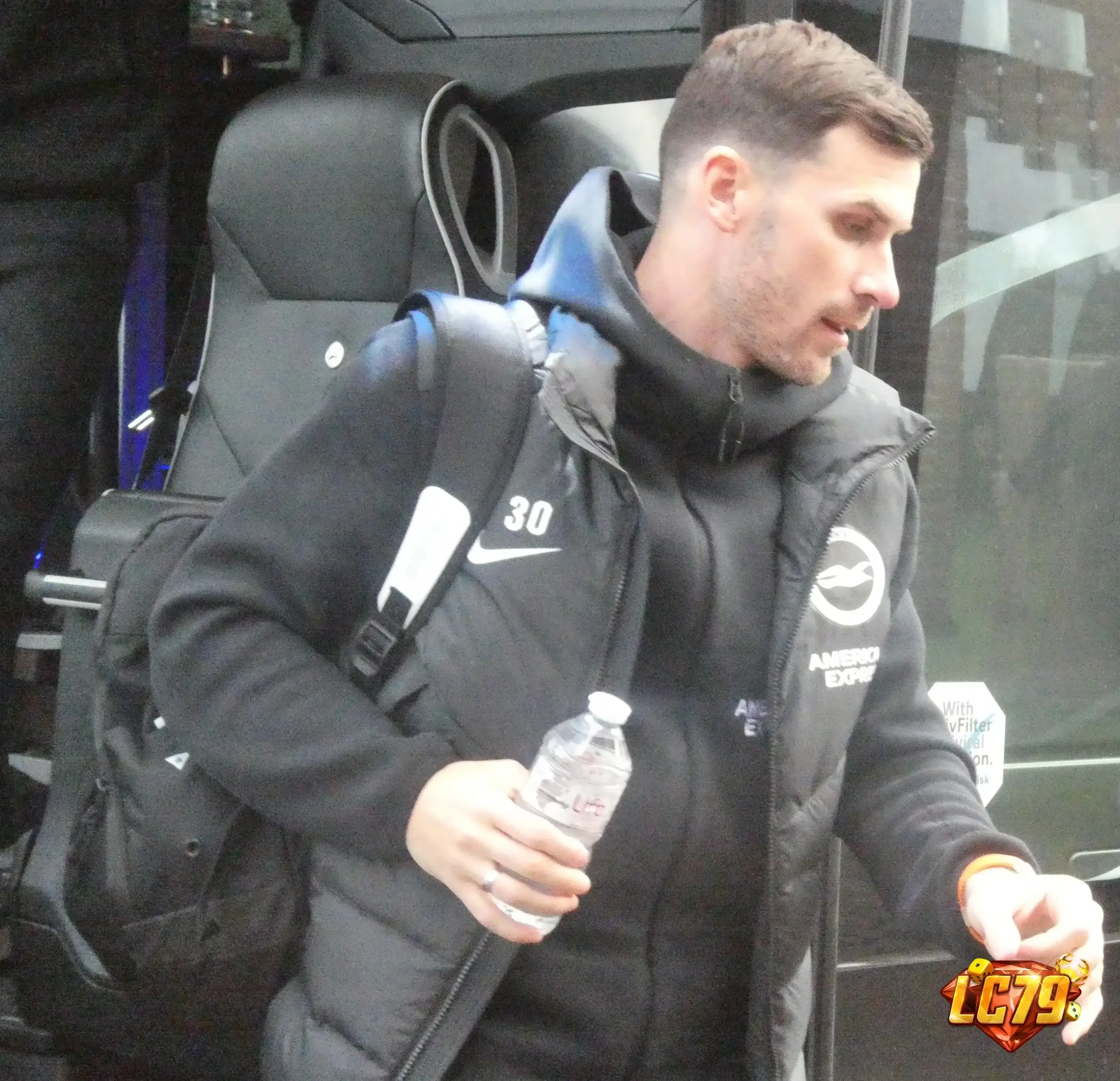Pascal Gross trong màu áo Brighton, ảnh Wikimedia Commons đã đóng watermark LC79