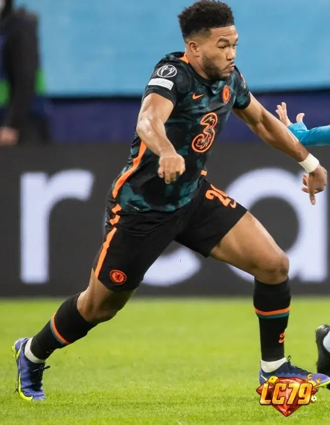 Reece James cua Chelsea trong bai phan tich vai tro tien ve tren LC79