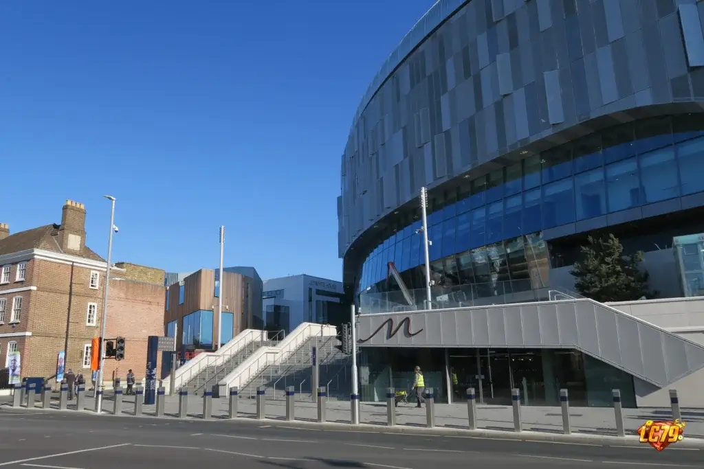 Tottenham Hotspur Stadium trước trận Tottenham vs Everton, ảnh Wikimedia Commons đã đóng watermark LC79