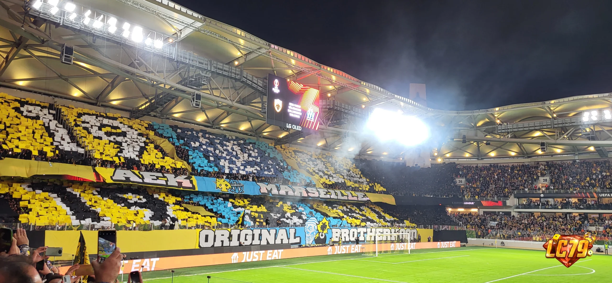 Khán đài AEK trước trận AEK vs Real Madrid 04/11