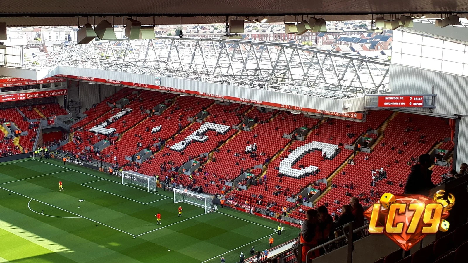 The Kop tại Anfield trước trận Liverpool vs Villarreal Champions League ngày 20/10