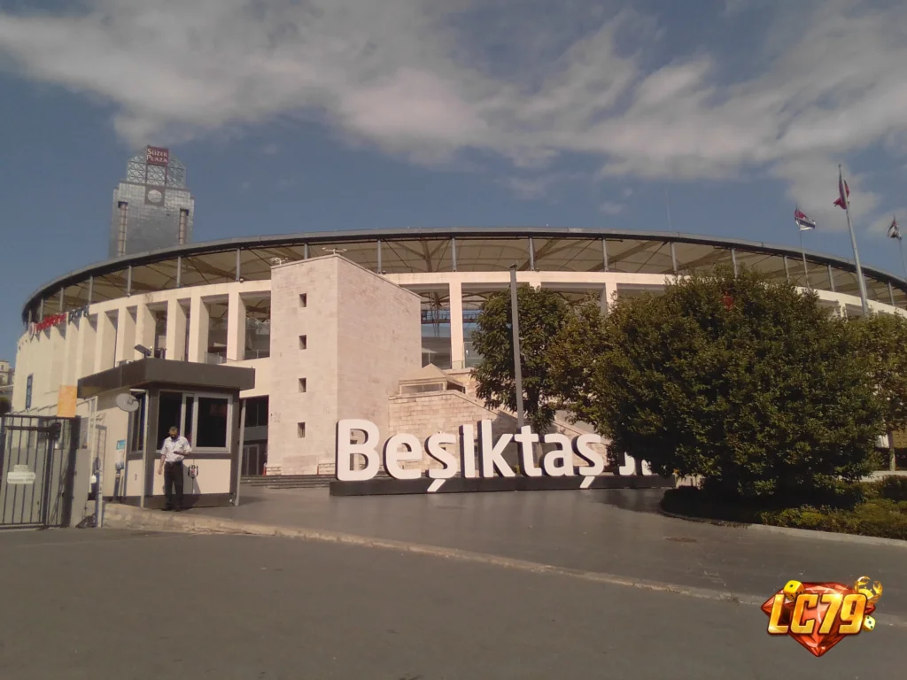 Tüpraş/Vodafone Park trước trận Besiktas vs Crystal Palace ngày 22/10, ảnh đã đóng watermark LC79