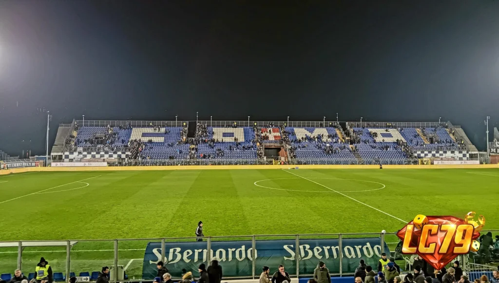 Stadio Giuseppe Sinigaglia trước trận Como vs AEK Athens ngày 24/11, ảnh đã đóng watermark LC79