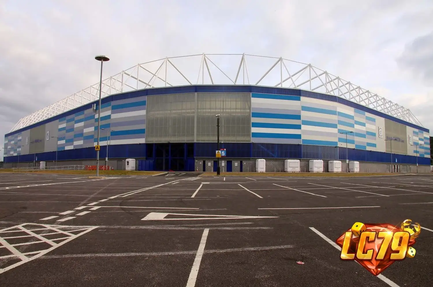 Cardiff City Stadium trong bài Wales 0-1 Denmark, ảnh Wikimedia Commons đã gắn watermark LC79